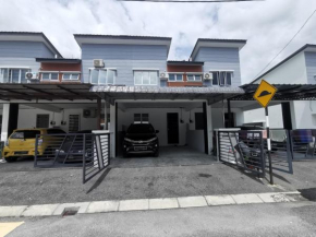 LYNN HOMESTAY SERI ISKANDAR